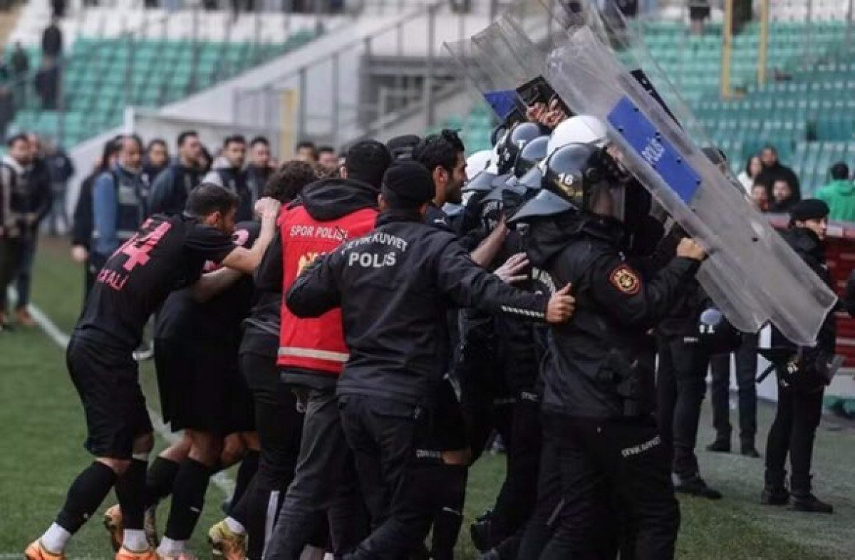 Jogo de futebol na Turquia acaba em pancadaria e detenção