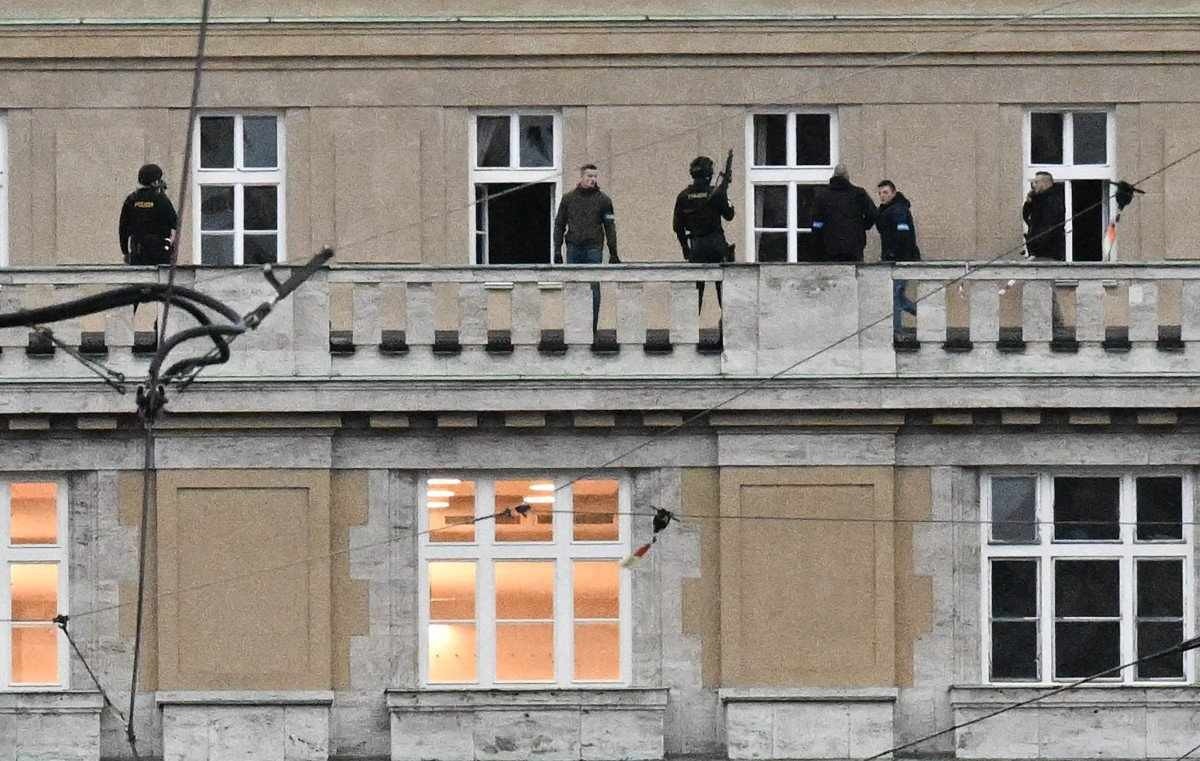  A mídia tcheca disse que o tiroteio ocorreu na Faculdade de Letras, cujos professores e alunos foram instruídos a se trancarem enquanto a ação policial estava em andamento