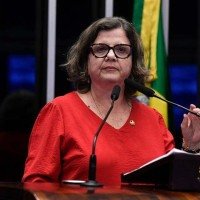 Ao tropeçar, a parlamentar bateu a testa e precisou ser atendida por brigadistas da Casa -  (crédito: Jeferson Rudy/Agência Senado  )