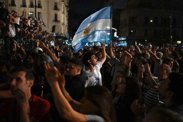 Em dezembro de 2023, argentinos também protestaram contra medidas anunciadas pelo então recém governo eleito
- (crédito: Luis ROBAYO / AFP) Em dezembro de 2023, argentinos também protestaram contra medidas anunciadas pelo então recém governo eleito
- (crédito: Luis ROBAYO / AFP)