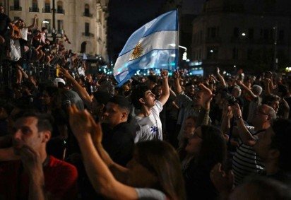 Em dezembro de 2023, argentinos tamb&eacute;m protestaram contra medidas anunciadas pelo ent&atilde;o rec&eacute;m governo eleito
       -  (crédito: Luis ROBAYO / AFP) -Em dezembro de 2023, argentinos tamb&eacute;m protestaram contra medidas anunciadas pelo ent&atilde;o rec&eacute;m governo eleito
       -  (crédito: Luis ROBAYO / AFP)