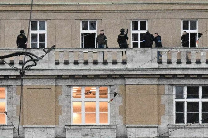 Segundo a imprensa tcheca, os disparos aconteceram na Faculdade de Arte. Professores e alunos receberam ordem para se trancarem nas salas, enquanto a polícia intervinha -  (crédito: Michal Cizek/AFP)
