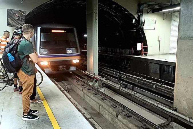 Breno dos Santos, 21, já teve que pagar Uber para chegar na Rodoviária Interestadual por conta do metrô ter parado - (crédito: Luis Fellype Rodrigues ) Breno dos Santos, 21, já teve que pagar Uber para chegar na Rodoviária Interestadual por conta do metrô ter parado - (crédito: Luis Fellype Rodrigues )