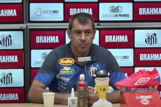 Fábio Carille revelou que sentia muito bem em sua primeira agem pelo Santos, em sua entrevista coletiva após o retorno - (crédito: Reprodução/Youtube Canal Santos FC) Fábio Carille revelou que sentia muito bem em sua primeira agem pelo Santos, em sua entrevista coletiva após o retorno - (crédito: Reprodução/Youtube Canal Santos FC)