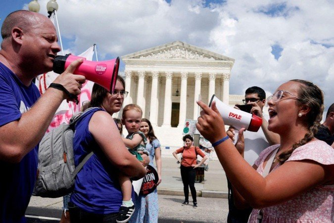 Ativistas pelos direitos ao aborto e contra-manifestantes protestam em frente à Suprema Corte dos EUA em junho de 2023 -  (crédito: Reuters)