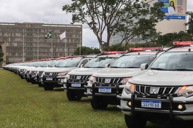 500 viaturas que estão disponíveis para pronta entrega foram espalhadas pela gramado da Esplanada dos Ministérios e chamaram atenção - (crédito: Antonio Cruz/Agência Brasil) 500 viaturas que estão disponíveis para pronta entrega foram espalhadas pela gramado da Esplanada dos Ministérios e chamaram atenção - (crédito: Antonio Cruz/Agência Brasil)
