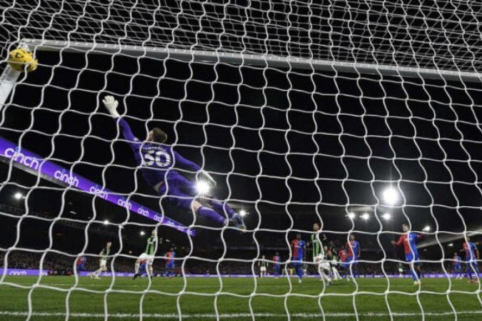 Henderson voa mas não consegue evitar o gol de Welbeck, para o Brighton -  (crédito: Foto: Glynn Kirk/AFP via Getty Images)