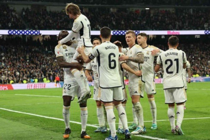 Rodrygo em disputa de bola com jogadores do Alavés na 18ª rodada do Campeonato Espanhol - Foto: Ander Gillenea/AFP via Getty Images - (crédito: Foto: Ander Gillenea/AFP via Getty Images) Rodrygo em disputa de bola com jogadores do Alavés na 18ª rodada do Campeonato Espanhol - Foto: Ander Gillenea/AFP via Getty Images - (crédito: Foto: Ander Gillenea/AFP via Getty Images)