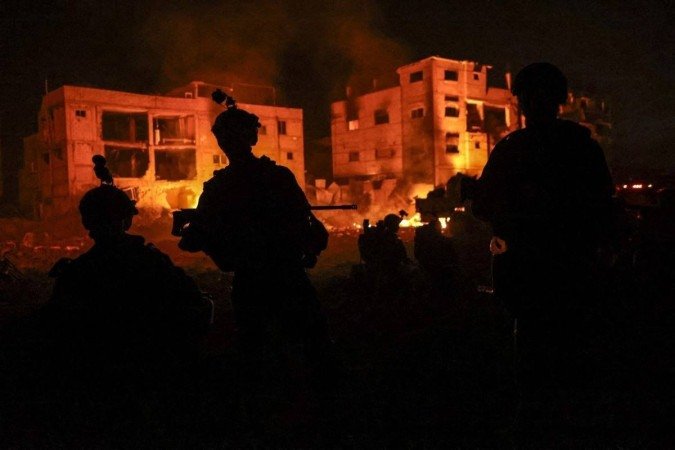 Esta foto tirada em 20 de dezembro de 2023 mostra soldados israelenses durante uma operação militar no norte da Faixa de Gaza em meio a contínuas batalhas entre Israel e o grupo Hamas -  (crédito: GIL COHEN-MAGEN / AFP)