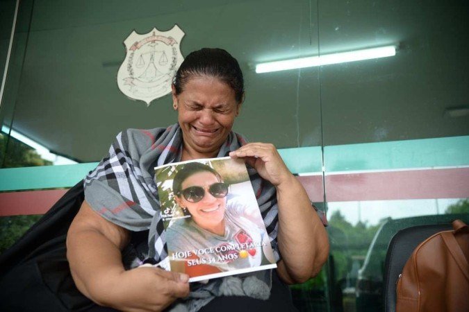 Juscilene Gomes, 54, segura foto da filha, Jennifer Caroline Gomes de Lima, 33, morta a mando da ex-companheira - (crédito: Minervino Júnior/CB/D.A.Press) Juscilene Gomes, 54, segura foto da filha, Jennifer Caroline Gomes de Lima, 33, morta a mando da ex-companheira - (crédito: Minervino Júnior/CB/D.A.Press)