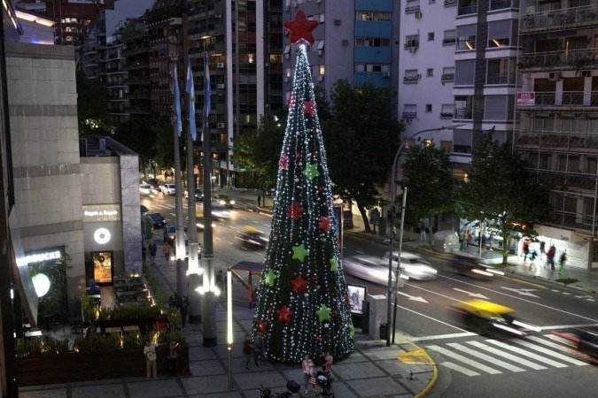 Uma árvore de Natal é vista do lado de fora do shopping Alto Palermo, em Buenos Aires, em 19 de dezembro de 2023 - (crédito: JUAN MABROMATA / AFP) Uma árvore de Natal é vista do lado de fora do shopping Alto Palermo, em Buenos Aires, em 19 de dezembro de 2023 - (crédito: JUAN MABROMATA / AFP)