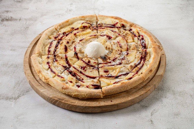Pizza de maçã flambada com canela (Imagem: Bolyuk Studio | Shutterstock) - (crédito: EdiCase) Pizza de maçã flambada com canela (Imagem: Bolyuk Studio | Shutterstock) - (crédito: EdiCase)