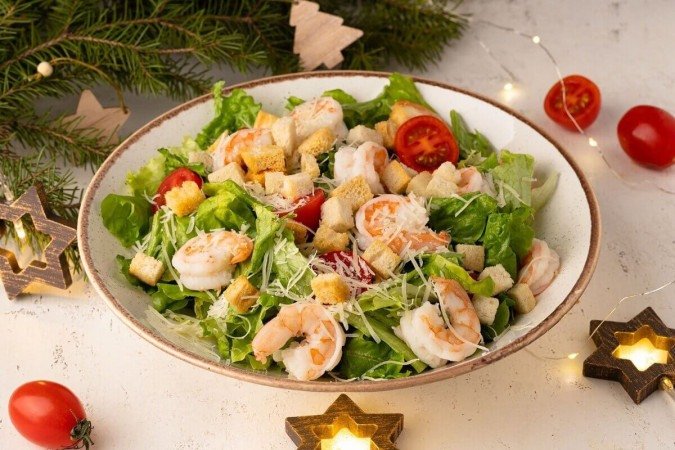 Salada alface com camarão e croûtons (Imagem: usaphoto | Shutterstock) - (crédito: EdiCase) Salada alface com camarão e croûtons (Imagem: usaphoto | Shutterstock) - (crédito: EdiCase)