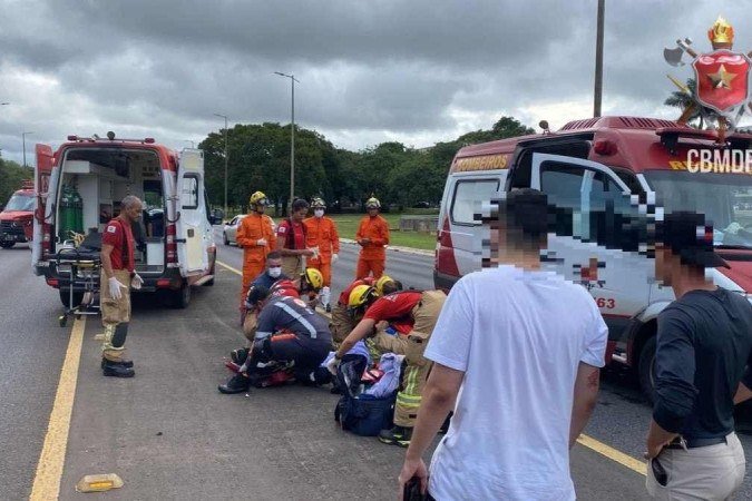 Idosa morre atropelada ao tentar atravessar o Eixão Sul
- (crédito: CBMDF) Idosa morre atropelada ao tentar atravessar o Eixão Sul
- (crédito: CBMDF)