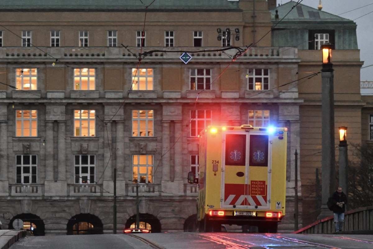 Uma ambulância passa por uma ponte em direção à Universidade Charles, no centro de Praga, em 21 de dezembro de 2023      