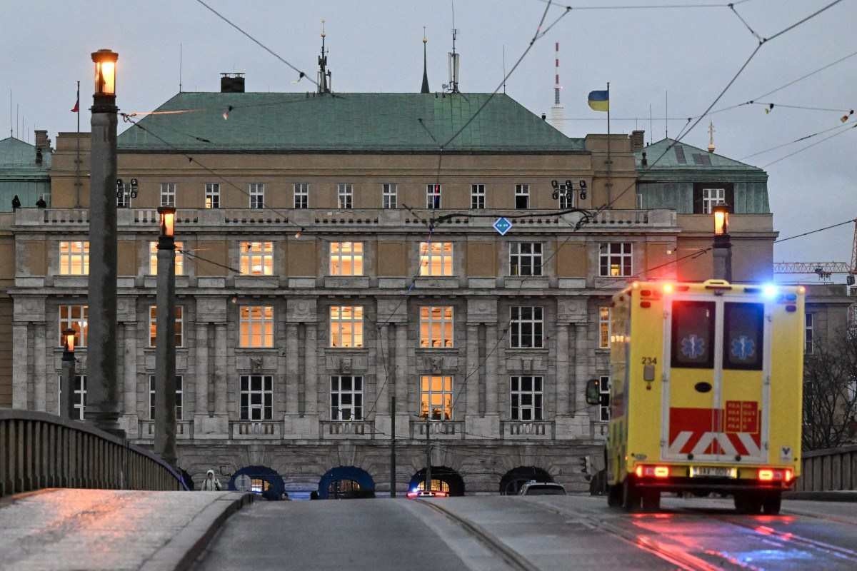 Uma ambulância passa por uma ponte em direção à Universidade Charles, no centro de Praga, em 21 de dezembro de 2023      