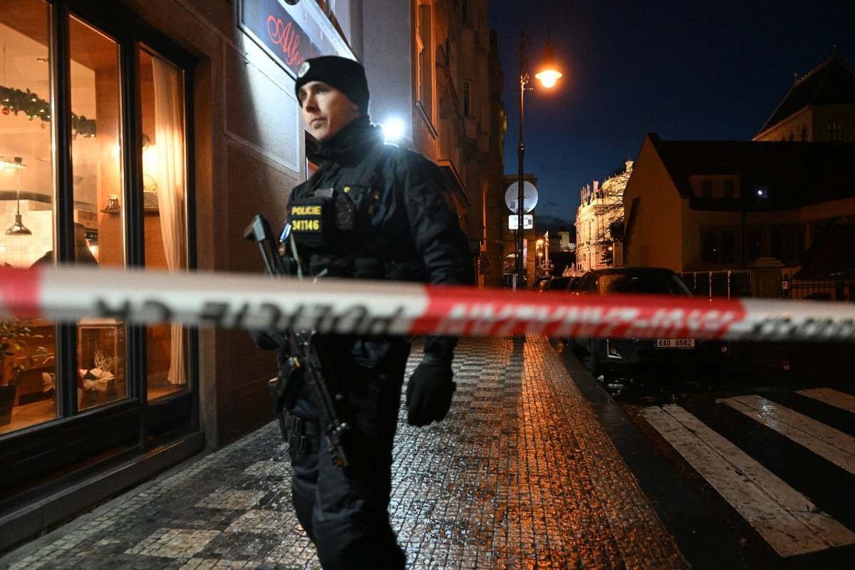 Tiroteio em um prédio universitário no centro de Praga deixou 11 mortos e outros feridos