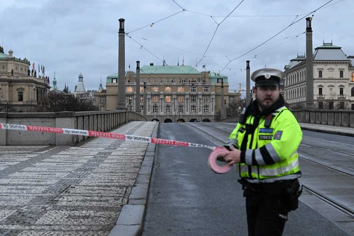 Um policial isola uma área perto da Universidade Charles, no centro de Praga, em 21 de dezembro de 2023      