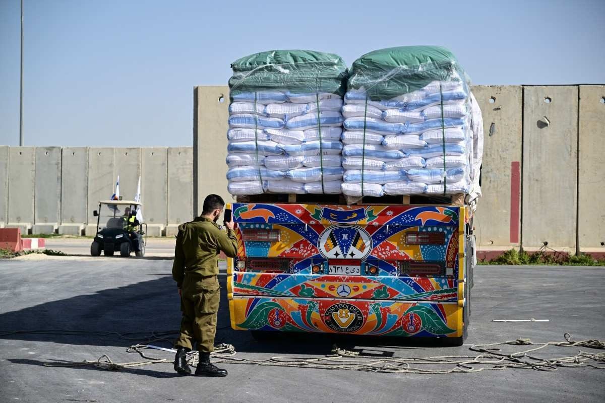 Soldado israelense revista caminho com ajuda humanitria, na passagem de Kerem Shalom