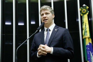 'O Novo está reagindo. Estamos apresentamos esse pacote legislativo para sustar as ilegalidades, responsabilizar o INSS, impor transparência nos sindicatos e cobrar investigações sérias. Não vamos permitir que o governo trate aposentados como fonte de caixa para a velha máquina corrupta que assalta o Brasil há décadas', declarou van Hatten -  (crédito: Elaine Menke/Câmara do Deputados)