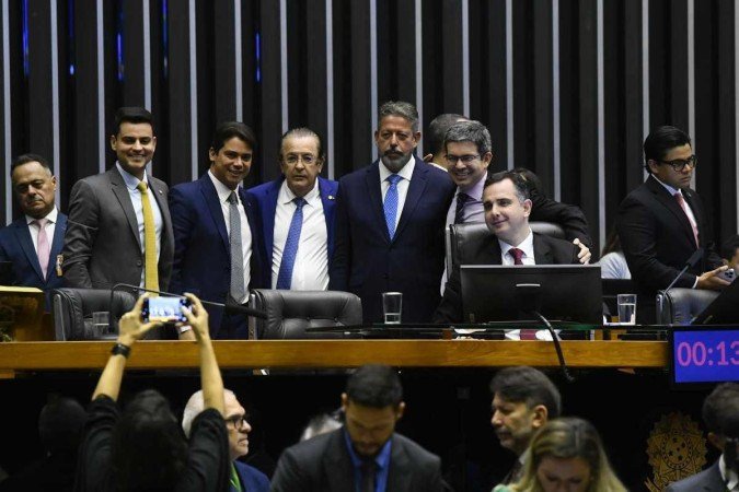 Fim de ano no Parlamento: aprovação do Orçamento expôs dificuldade do governo em estabelecer relação mais altiva com o Congresso. Senador Rodrigo Pacheco foi voto vencido ao pedir redução do Fundo Eleitoral - (crédito: Marcos Oliveira/Agência Senado) Fim de ano no Parlamento: aprovação do Orçamento expôs dificuldade do governo em estabelecer relação mais altiva com o Congresso. Senador Rodrigo Pacheco foi voto vencido ao pedir redução do Fundo Eleitoral - (crédito: Marcos Oliveira/Agência Senado)