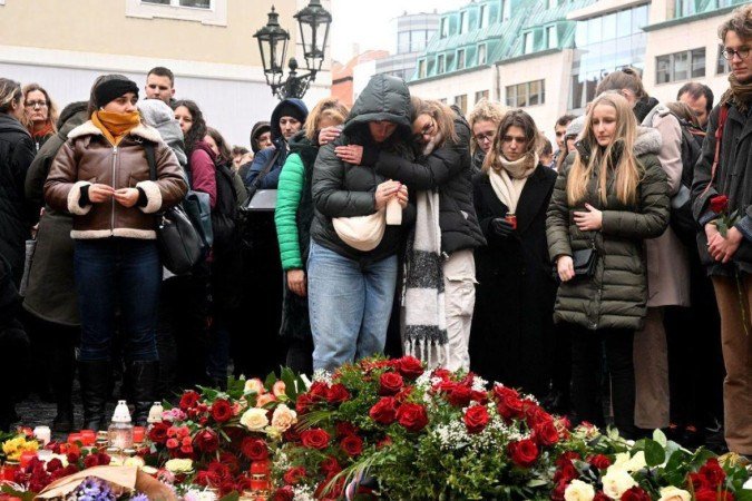 Amigos e familiares criaram um memorial improvisado próximo à universidade para as vítimas do ataque - (crédito: Getty Images) Amigos e familiares criaram um memorial improvisado próximo à universidade para as vítimas do ataque - (crédito: Getty Images)