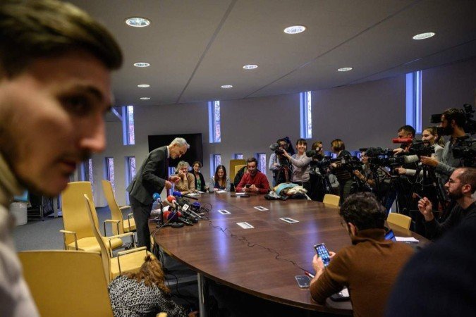 O promotor público Antoine Leroy (2º à esquerda) dá uma entrevista coletiva sobre o desaparecimento do adolescente britânico Alex Batty - (crédito: ED JONES / AFP) O promotor público Antoine Leroy (2º à esquerda) dá uma entrevista coletiva sobre o desaparecimento do adolescente britânico Alex Batty - (crédito: ED JONES / AFP)
