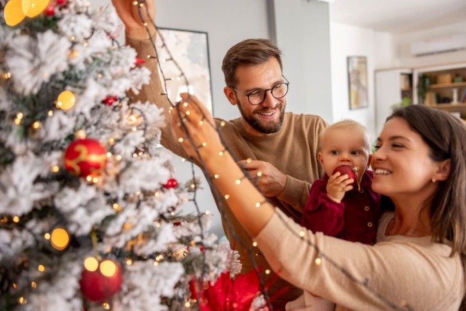 Nesta época, as famílias se reúnem para compartilhar momentos especiais em meio a essa decoração festiva (Imagem: Impact Photography | Shutterstock) -  (crédito: EdiCase)
