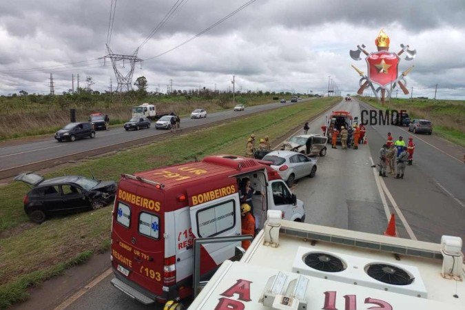 Colisão entre três veículos na BR 060 deixa três feridos
- (crédito: Serviço Operacional de Informação Pública – SOINP/CBMDF) Colisão entre três veículos na BR 060 deixa três feridos
- (crédito: Serviço Operacional de Informação Pública – SOINP/CBMDF)
