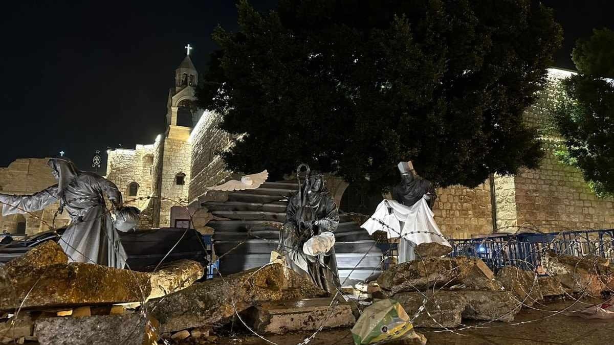 Em frente à Basílica da Natividade, um presépio montado em meio ao concreto, simbolizando os escombros de Gaza, e entre arame farpado 