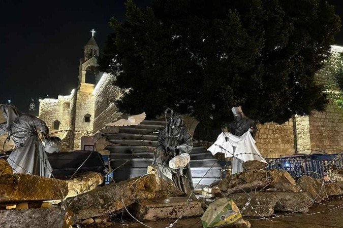 Em frente à Basílica da Natividade, um presépio montado em meio ao concreto, simbolizando os escombros de Gaza, e entre arame farpado 