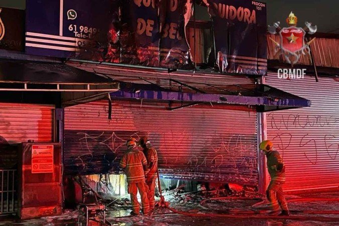 Bombeiros apagam incêndio em distribuidora de bebidas de Taguatinga Sul - (crédito: CBMDF/Divulgação) Bombeiros apagam incêndio em distribuidora de bebidas de Taguatinga Sul - (crédito: CBMDF/Divulgação)