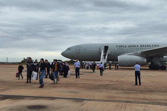 Desembarque de 16 brasileiros e 14 familiares na Base Aérea de Brasília - (crédito: Divulgação/FAB) Desembarque de 16 brasileiros e 14 familiares na Base Aérea de Brasília - (crédito: Divulgação/FAB)
