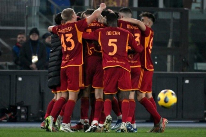 Jogadores de Roma e Napoli em disputa de bola no Campeonato Italiano - Foto: Tiziana Fabi/AFP via Getty Images -  (crédito: Foto: Tiziana Fabi/AFP via Getty Images)