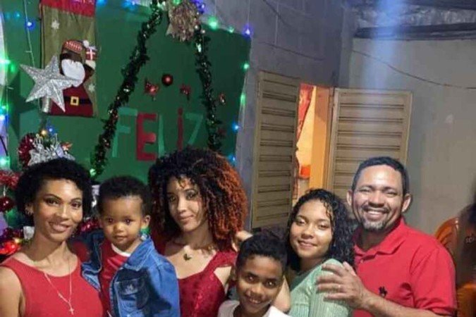 Herivelton (D) prefere a tradicional ceia à 0h: nada de política - (crédito: Arquivo pessoal) Herivelton (D) prefere a tradicional ceia à 0h: nada de política - (crédito: Arquivo pessoal)
