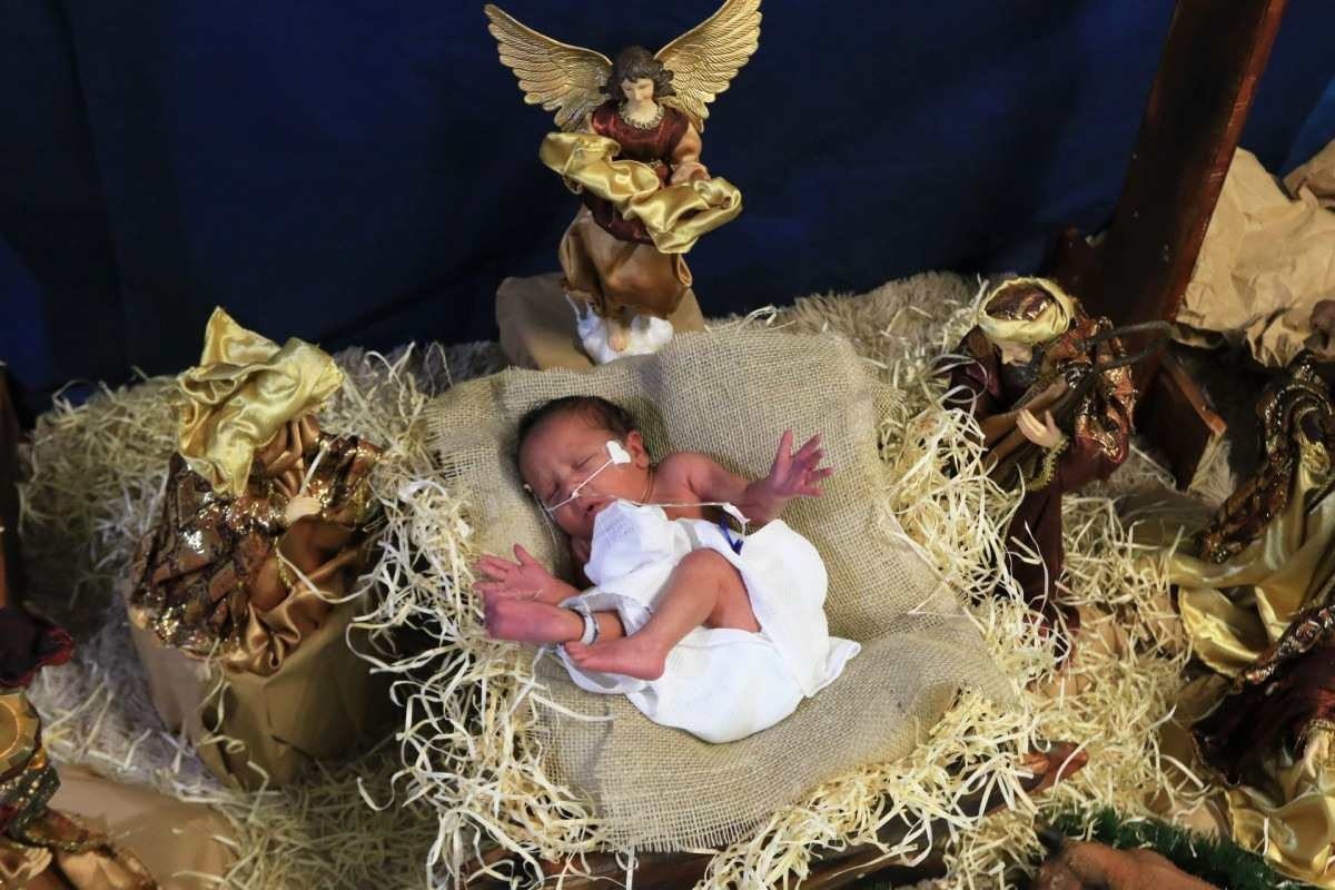 Bebê em presépio montado na UTI neonatal do HRS para ensaio fotográfico