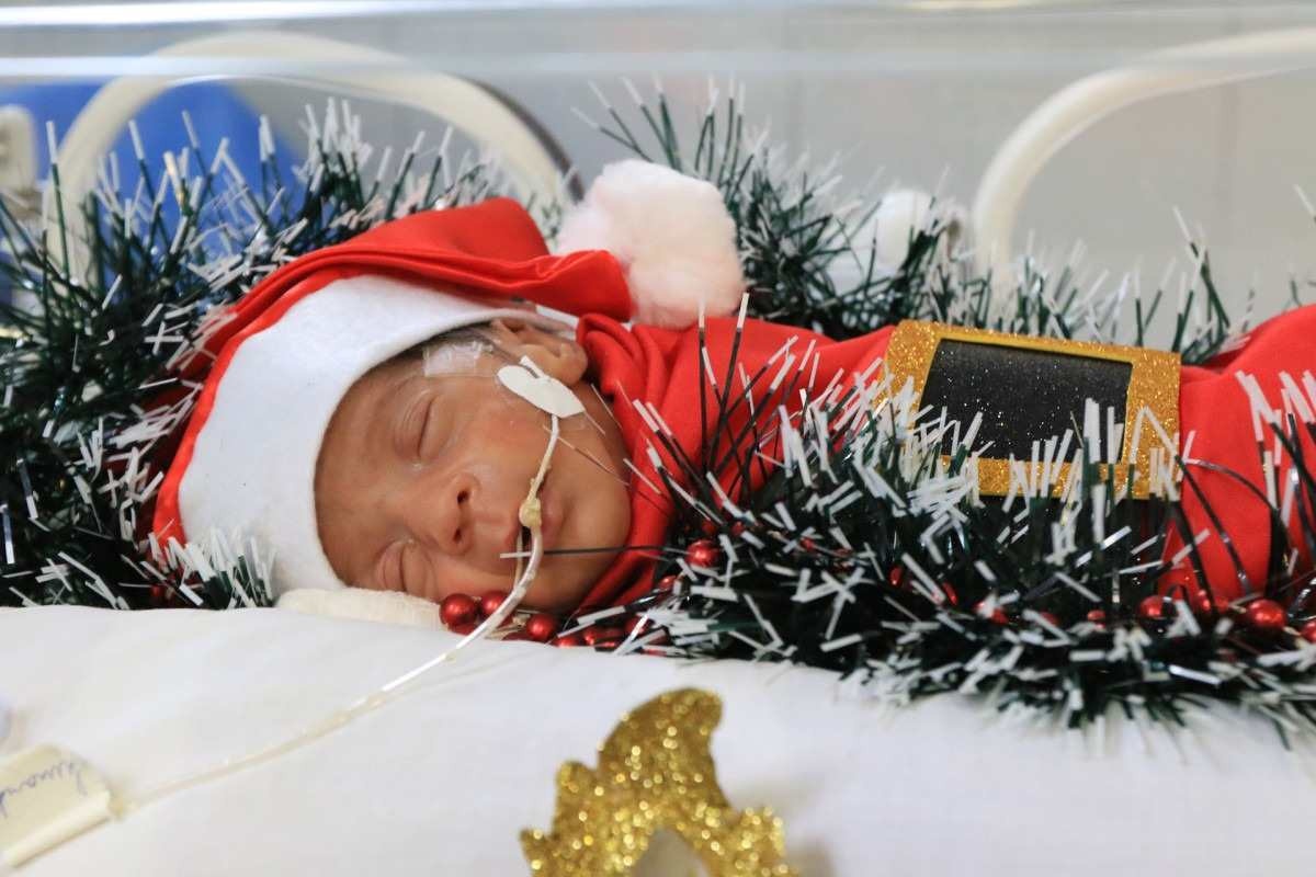 Bebê vestido com roupa de Natal para ensaio fotográfico na UTI neonatal do HRS