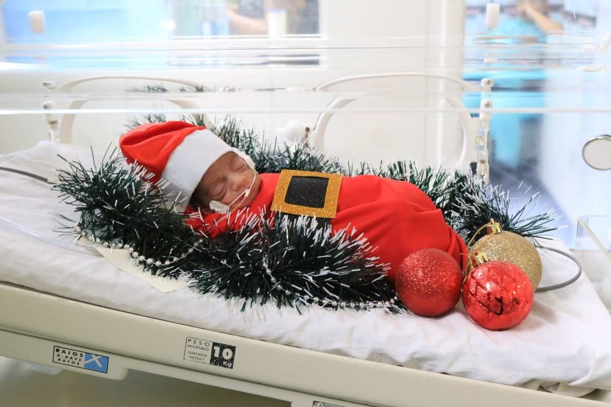 Bebê vestido com roupa de Natal para ensaio fotográfico na UTI neonatal do HRS