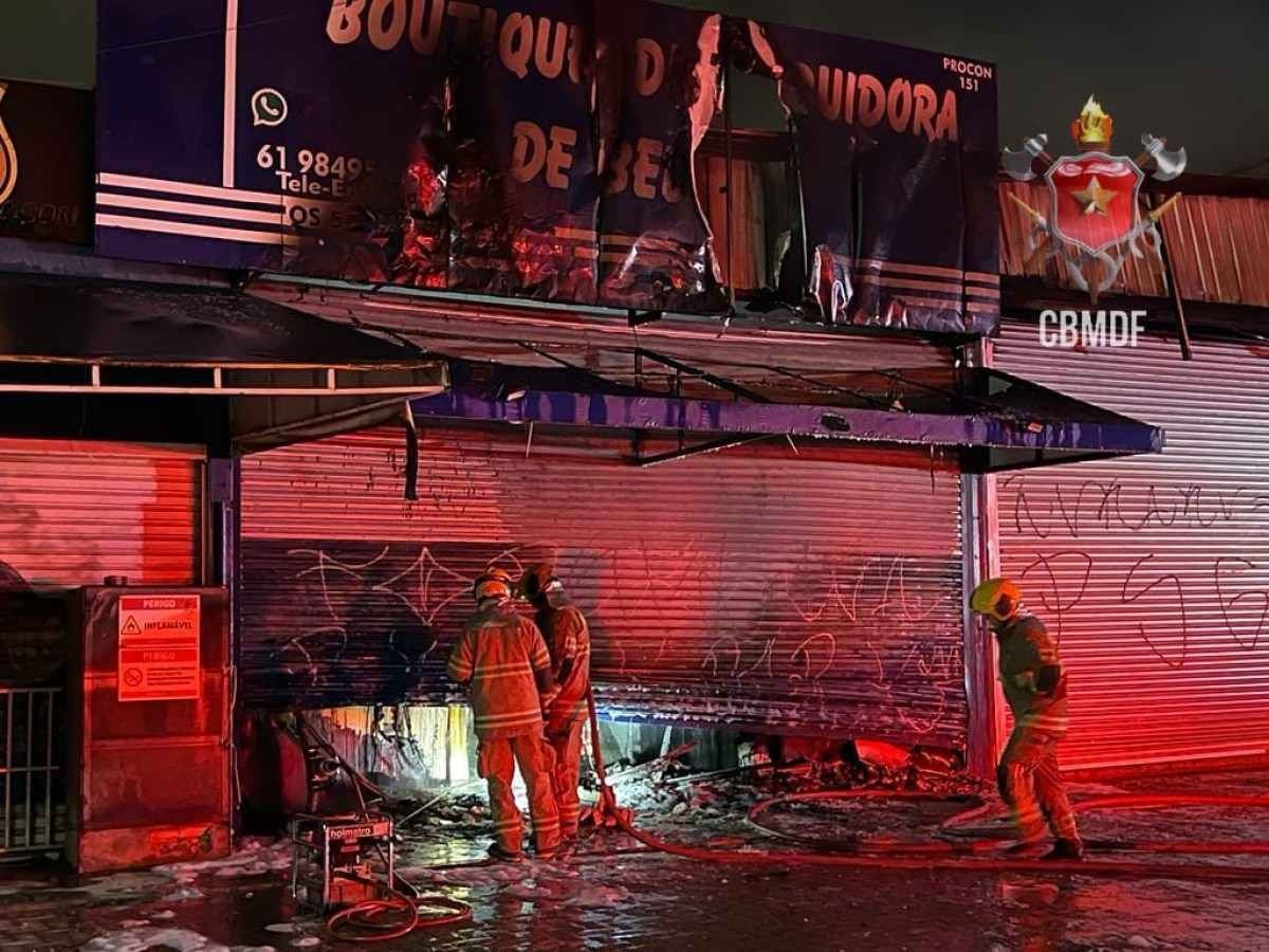 Bombeiros apagam incÃªndio em distribuidora de bebidas de Taguatinga Sul