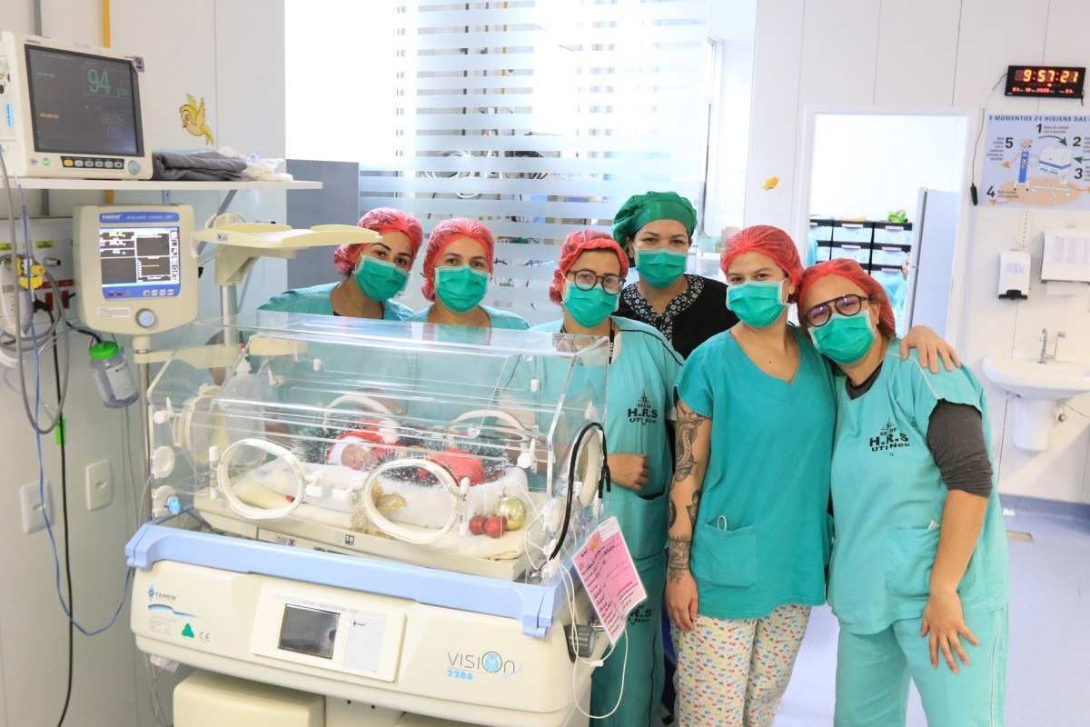 Enfermeiras com bebê na UTI neonatal do HRS durante ensaio fotográfico de Natal
