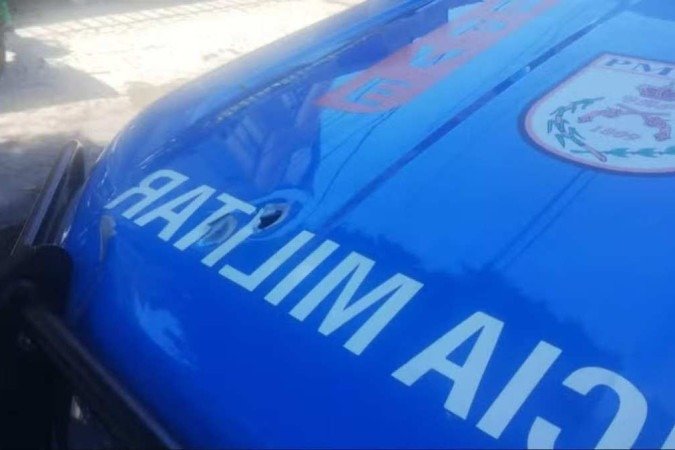 Viatura da Polícia Militar do Rio de Janeiro foi baleado pelos criminosos - (crédito: Reprodução) Viatura da Polícia Militar do Rio de Janeiro foi baleado pelos criminosos - (crédito: Reprodução)
