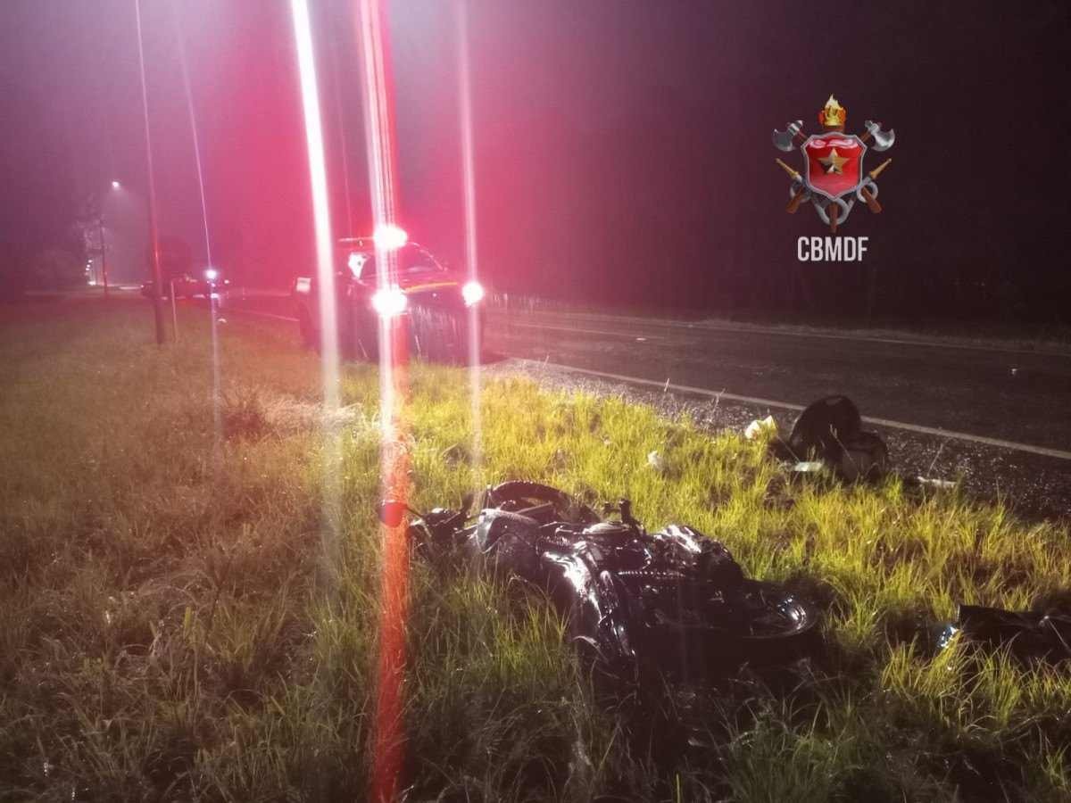 Batida entre carro e moto deixa motociclista em estado grave na DF-001