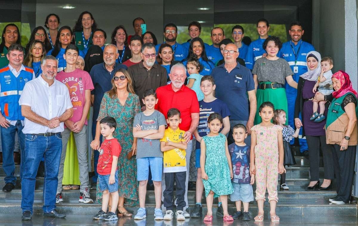 Presidente da República, Luiz Inácio Lula da Silva, durante encontro com repatriados da região da Faixa de Gaza, na Base Aérea de Brasília. Brasília     