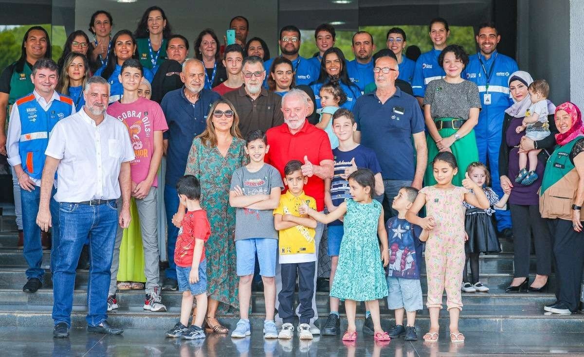 Presidente da República, Luiz Inácio Lula da Silva, durante encontro com repatriados da região da Faixa de Gaza, na Base Aérea de Brasília. Brasília         