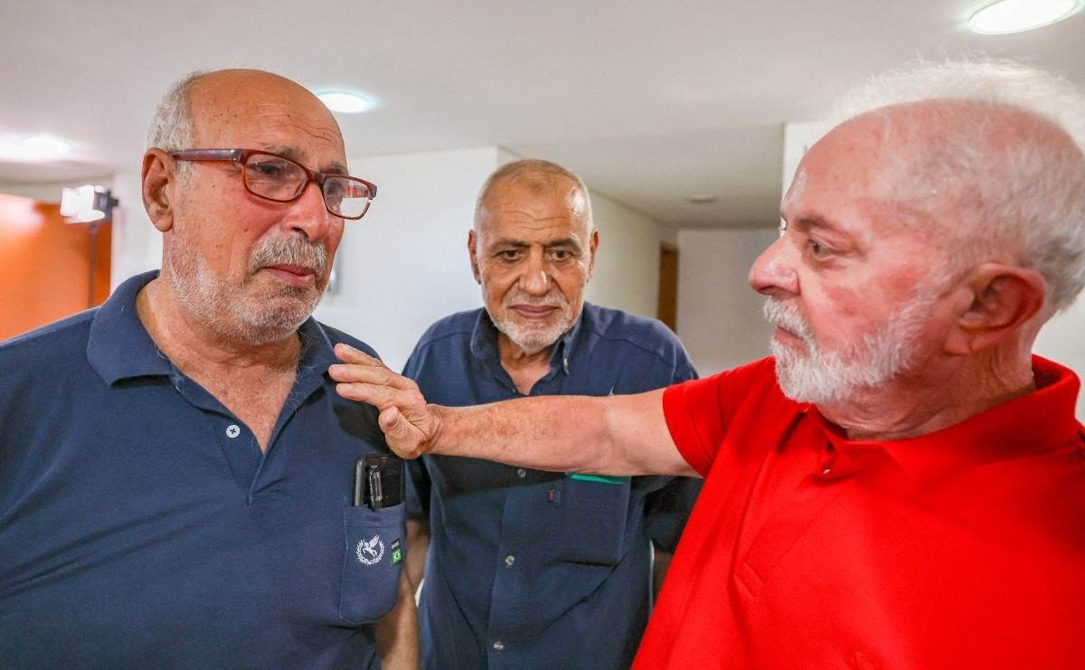  Presidente da República, Luiz Inácio Lula da Silva, durante encontro com repatriados da região da Faixa de Gaza, na Base Aérea de Brasília. 