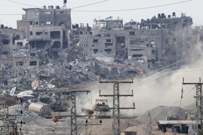 Uma foto tirada no sul de Israel, perto da fronteira com a Faixa de Gaza, em 24 de dezembro de 2023, mostra um tanque do exército israelense entrando no enclave palestino em meio a contínuas batalhas entre Israel e o grupo militante Hamas - (crédito: Menahem KAHANA / AFP) Uma foto tirada no sul de Israel, perto da fronteira com a Faixa de Gaza, em 24 de dezembro de 2023, mostra um tanque do exército israelense entrando no enclave palestino em meio a contínuas batalhas entre Israel e o grupo militante Hamas - (crédito: Menahem KAHANA / AFP)
