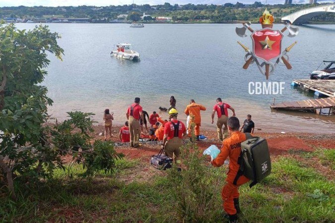 Bombeiros socorrem banhista que se afogou no Lago Paranoá, perto da Ponte Honestino Guimarães - (crédito: CBMDF/Divulgação) Bombeiros socorrem banhista que se afogou no Lago Paranoá, perto da Ponte Honestino Guimarães - (crédito: CBMDF/Divulgação)