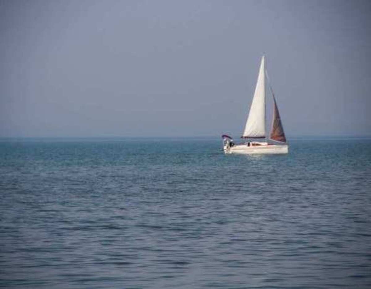 A Marinha começou a buscá-los por helicóptero após o pai da família acioná-los por rádio e a equipe encontrar o barco abandonado em meio ao oceano -  (crédito: Reprodução/Pixabay)
