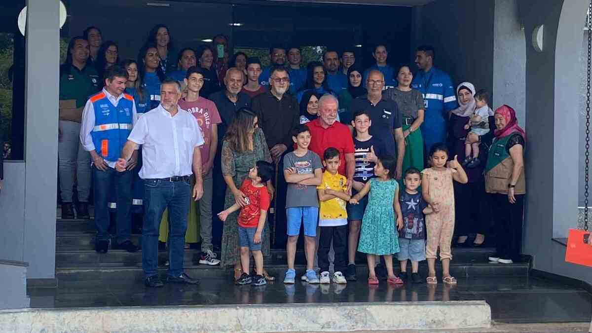 O presidente Lula perguntou como todos estavam e por quanto tempo eles viajaram para chegar ao Brasil -  (crédito: Mayara Souto/CB/D.A Press)