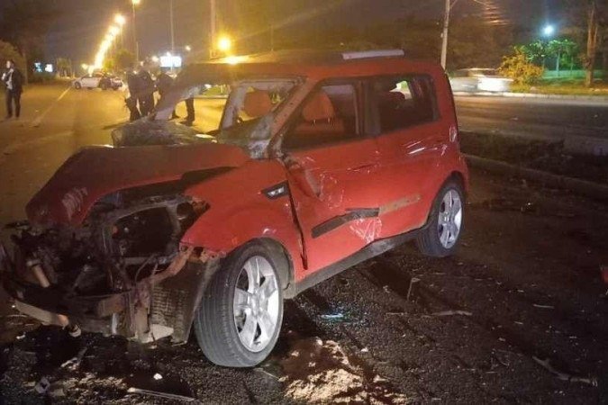 Kia Soul vermelho fica destruído após motorista colidir com BMW preta, no Park Way - (crédito: CBMDF/Divulgação) Kia Soul vermelho fica destruído após motorista colidir com BMW preta, no Park Way - (crédito: CBMDF/Divulgação)